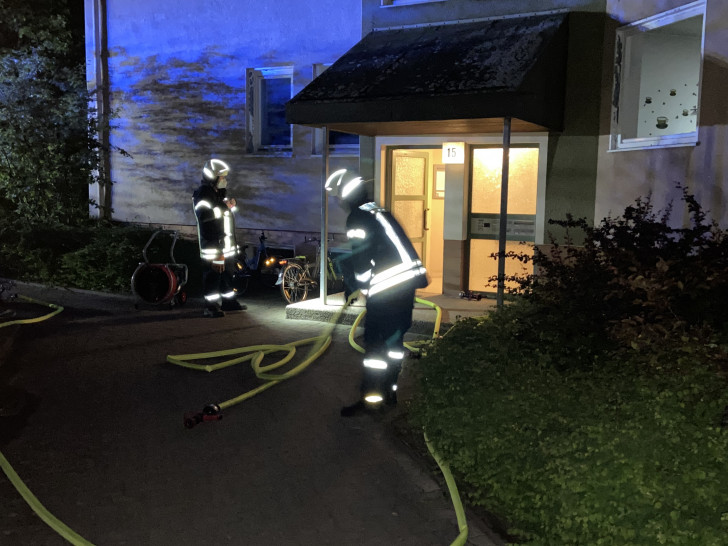 Einsatzkräfte der Feuerwehr vor dem betroffenen Haus in Fallersleben. 