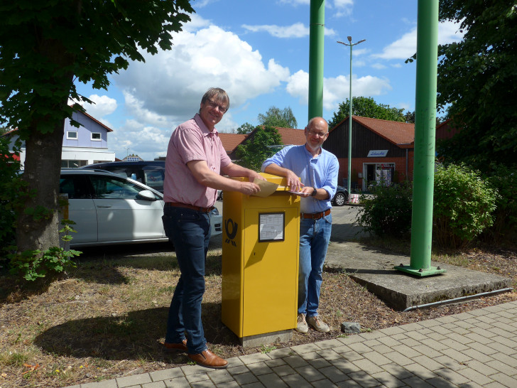 Detlef Kaatz und Ortsbürgermeister Jens Drake vor dem neuen Briefkasten. 