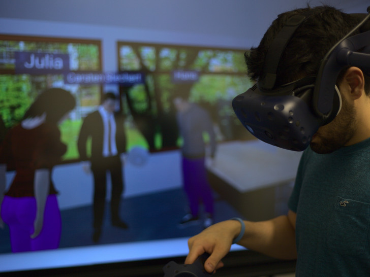 Ein Student betritt mit einer VR-Brille die virtuelle Version des Hörsaals A062 am Ostfalia Standort Wolfenbüttel.