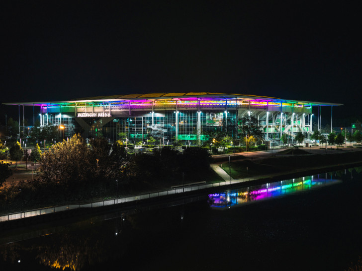 Schon während des Vielfalt-Spieltags im März wurde die Volkswagen Arena in Wolfsburg bunt beleuchtet.