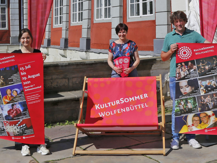 Vanessa Wodniczak-Pless, Alexandra Hupp und Carsten Schrader präsentierten das Programm des Kulturbüros beim diesjährigen Kultursommer.