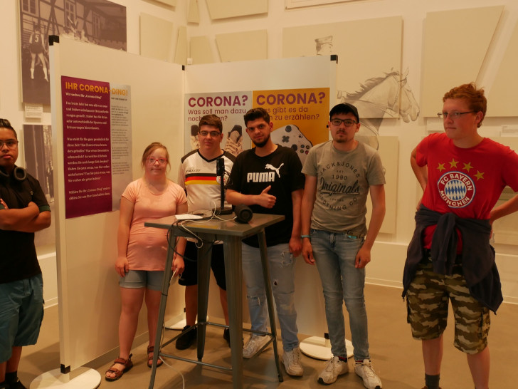 Schülerinnen und Schüler der BEI20 (Berufseinstiegsklasse Inklusion) der Karl-Gotthard-Langhans-Schule beteiligen sich an der Ausstellung „Das Corona-Ding“ im Bürger Museum.