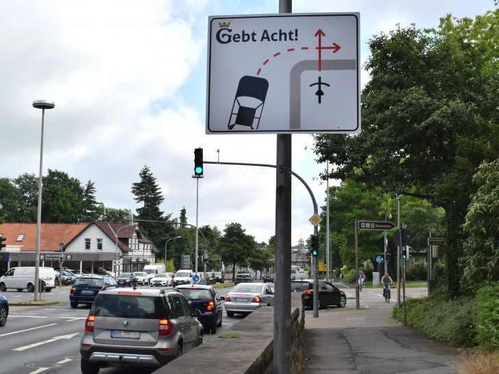 Dieses Schild an der großen Kreuzung nahe des Breiten Tores weist auf querende Radfahrer beim Rechtsabbiegen hin. 