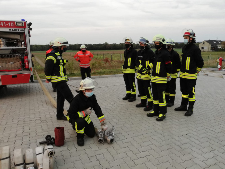 Grundausbildung bei der Feuerwehr Baddeckenstedt - Ein Standardlöschangriff wird geübt. 