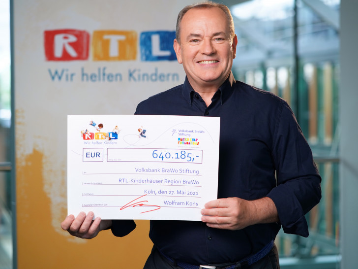 Ein Spendensegen für die Kinder und Jugendlichen in der BraWo-Region: Wolfram Kons, Gesamtleiter Charity RTL, sichert mit dem Teilbetrag von 640.185 Euro die Zukunft der RTL-Kinderhäuser in der BraWo-Region bis 2025.
