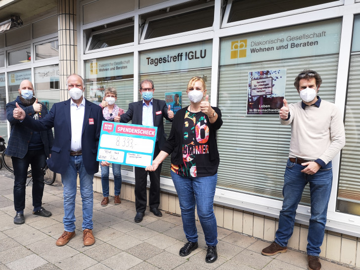 Über das tolle Ergebnis freuen sich von links: Heiko Hilmer (Vorsitzender des reka), Michael Bösche (REWE), Annette von der Decken (reka), Ralf Keffel (REWE-Vertriebsleiter), Barbara Horn und Michael Bahn (Diakonische Gesellschaft Wohnen und Beraten) 