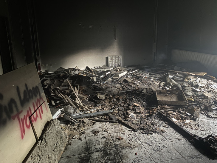 In einem leerstehenden Gebäude hatte Müll gebrannt.