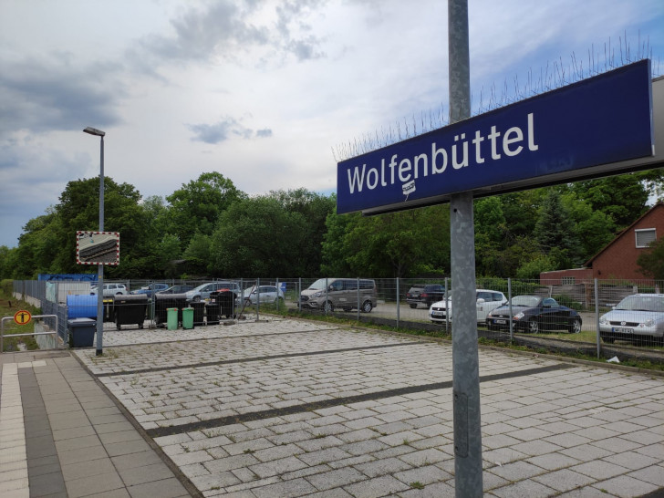 Entsteht hier auf dem nicht öffentlichen Parkplatz eine neue Kita für Wolfenbüttel?