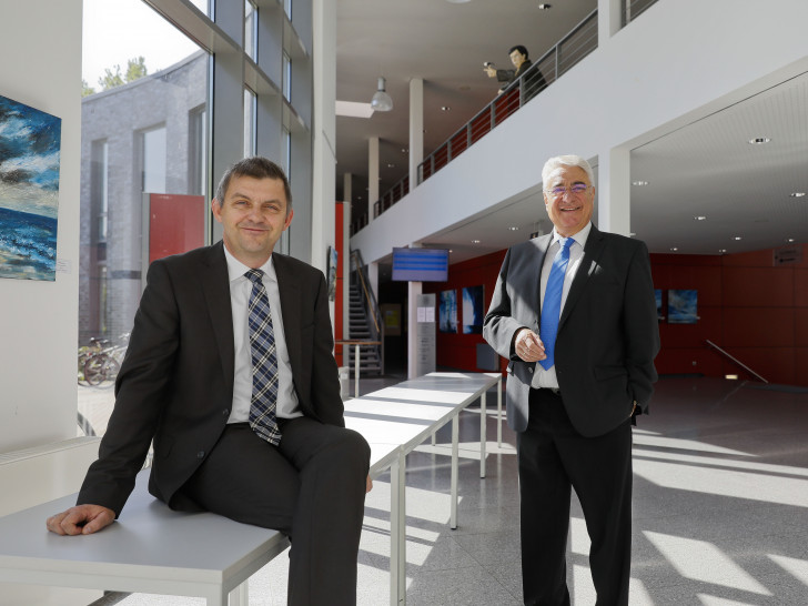 Vorstandsvorsitzender Joachim Roth (rechts) und Geschäftsführer Dr. Jens Bölscher im Foyer der WelfenAkademie. 