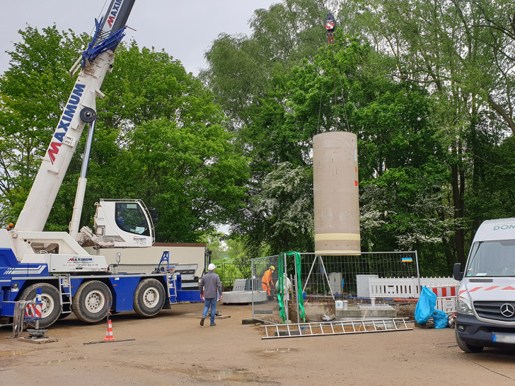 Der neue Zulaufschacht am Haken: 1,80 Meter im Durchmesser und 5,25 Meter lang wurde er in das bestehende unterirdische Bauwerk eingepasst. Der monolithisch, also in einem Einzelstück ausgeführte Schacht besteht aus Kunststoff und in einer Betonhülle.