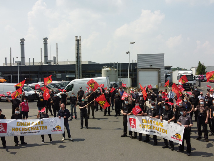 Streikende Beschäftigte auf dem Hof von Rosier.