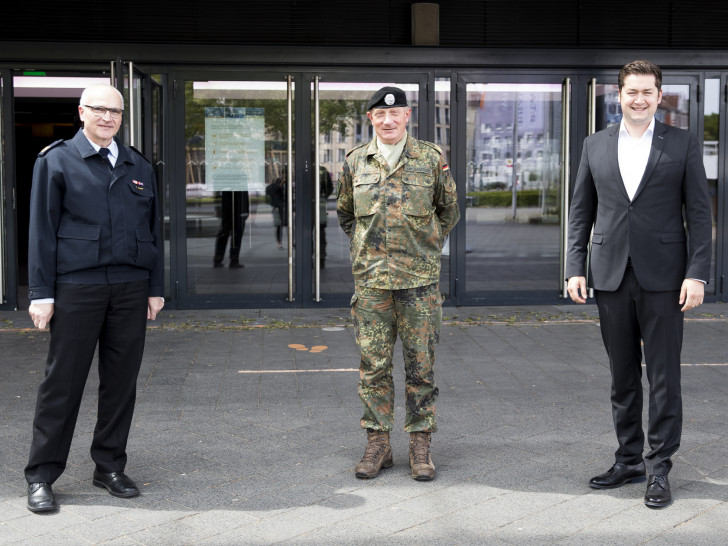 Von links: Peter Kropf, Generalmajor Jürgen-Joachim von Sandrart und Dr. Thorsten Kornblum.