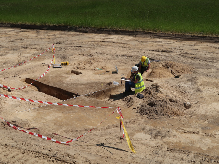 Die Archäologin Melanie Müller-Passerschröer und ihr Kollege Michael Mohr bei der Arbeit.
