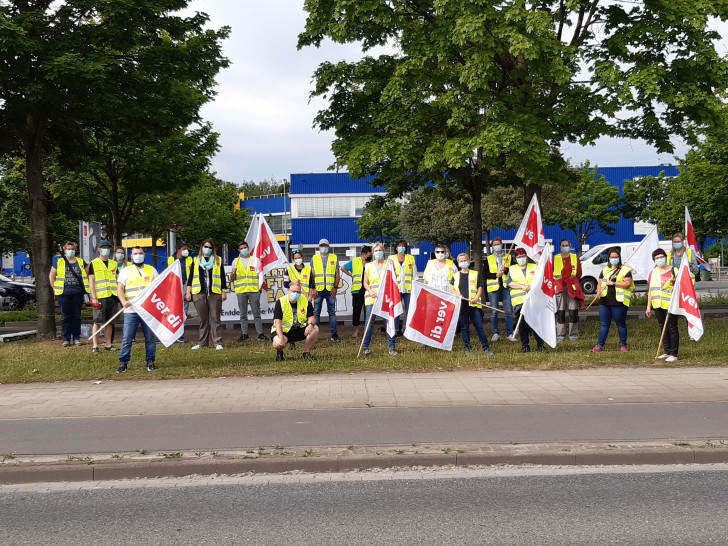 Die streikenden Mitarbeiter vor dem IKEA in Braunschweig. 