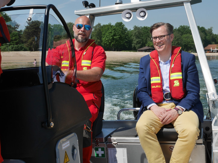 Landrat Dr. Andreas Ebel ist auf der Jungfernfahrt des neuen Rettungsboots „Biene“ des DLRG auf dem Tankumsee dabei. 