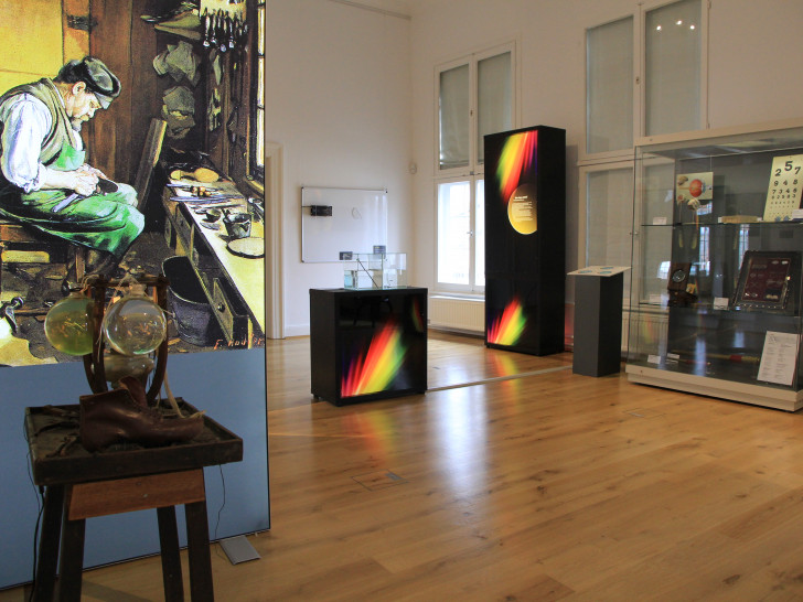 Das Museum bietet Führungen durch die Ausstellung „Magie des Lichts“. 