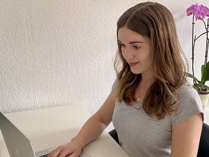 Alessa Rohenkohl beim Schreiben ihrer Bachelorarbeit.