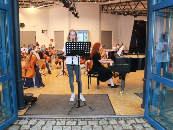 Nikola Kügler begeisterte das Publikum mit ihrer Klarinette. Sie wurde von Olga Galter am Klavier begleitet. Im Hintergrund wartet das Cello Ensemble Strong Strings auf seinen Auftritt.