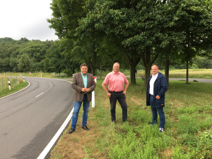 Uwe Schäfer, Frank Oesterhelweg und Tobias Schliephake an der Kreisstraße zwischen Werlaburgdorf und Altenrode.