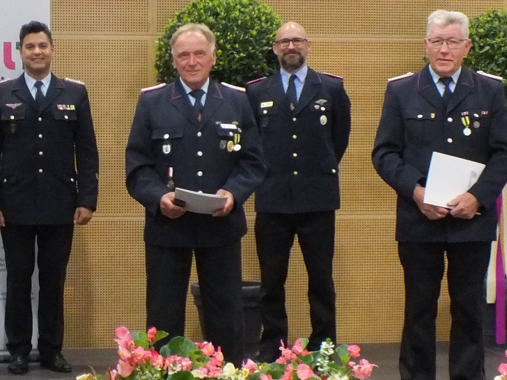 Von links: Kreisbrandmeister Tobias Thurau, Detlef Biehl, Abschnittsleiter West Florian Graf und Kurt Beims.