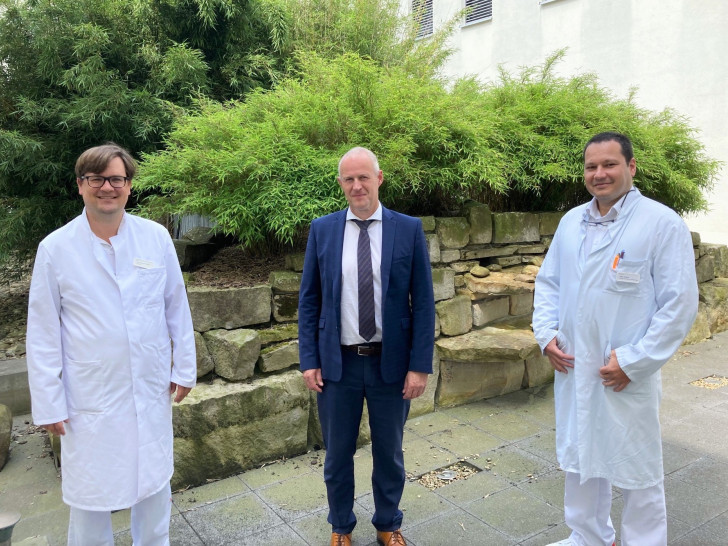 Geschäftsführer Matthias Hahn und Chefarzt für Allgemein- und Viszeralchirurgie Dr. Sven Müller begrüßen Oguz Coskun (rechts) am Helios Klinikum Gifhorn. 