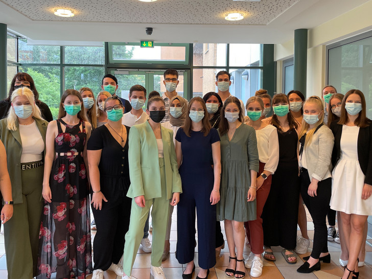 Die frisch examinierten Gesundheits- und Krankenpflegeschüler des HEH.