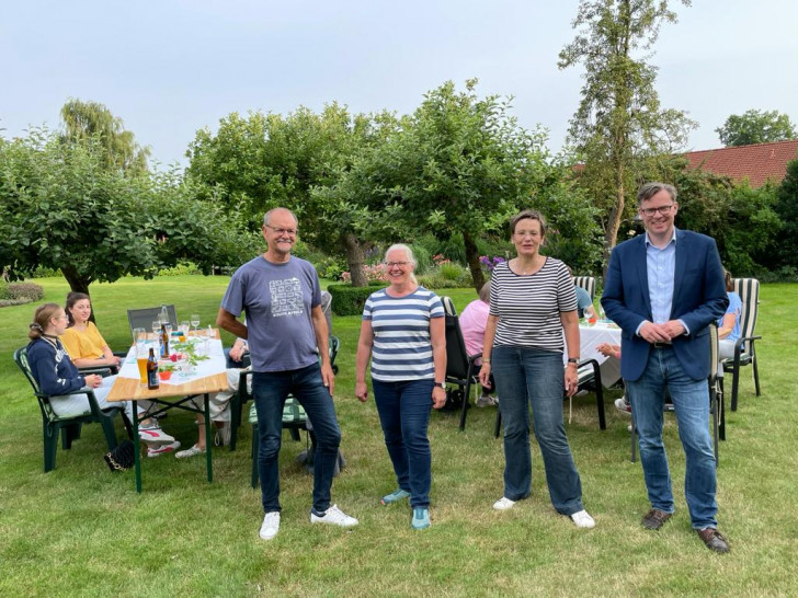 Dr. Carsten Gieseking (Allgemeinmediziner in Müden; ärztlicher Berater des Projektes und Vorsitzender Hausärzteverband im Landesverband BS), Ulla Evers (Projektkoordinatorin), Christine Gehrmann (Gleichstellungsbeauftragte), Dr. Andreas Ebel (Landrat) (v. li.).