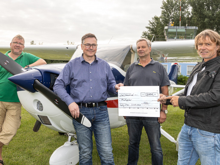 Sebastian Ratajczak, Stephen Buchholz (Flugleiter), Wolfram Ziegler (Flugzeugwart) und Jürgen Grubba (erster Vorsitzender) bei der Spendenübergabe.