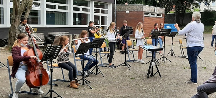 Die Fachgruppe Musik stellte räumlich und klassenspezifisch getrennt ihr Repertoire vor. Die Kinder gingen dabei in ihren Klassen und mit Masken herum (in gewisser Weise sogar erweiterte Corona-Schutzmaßnahmen) und schauten sich alle möglichen Musikgruppen an: Bläserklasse, Lehrerband, Chor usw.