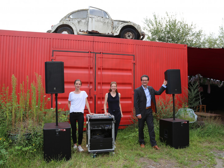 Schriftführerin Dr. Mareike Herbstreit (l.) und Henrike Wenzel (1. Vorsitzende Kunstverein DIE H_LLE e.V.) präsentieren die neue Musikanlage, die mit der Unterstützung der Volksbank BraWo, vertreten durch Carsten Ueberschär (Leiter der Direktion Braunschweig) angeschafft werden konnte. 