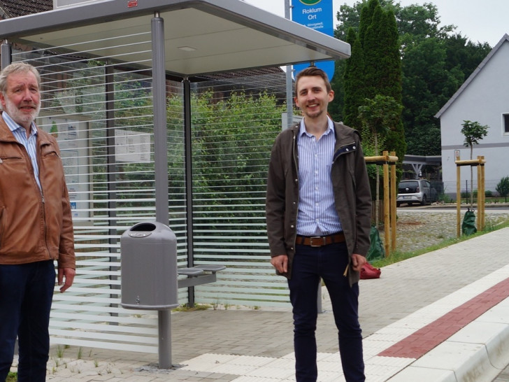 Roklums Ortsbürgermeister Karl-Heinz Müller und Malte Kupferschmidt vom Regionalverband Großraum Braunschweig begutachten die rundum gut ausgestattete Haltestelle "Ort"  