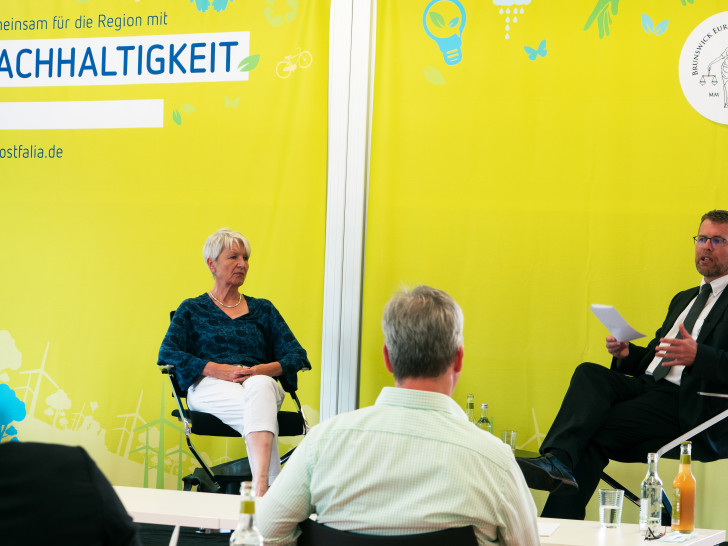 Landrätin Christiana Steinbrügge und Prof. Dr. iur. Kai Litschen im Gespräch