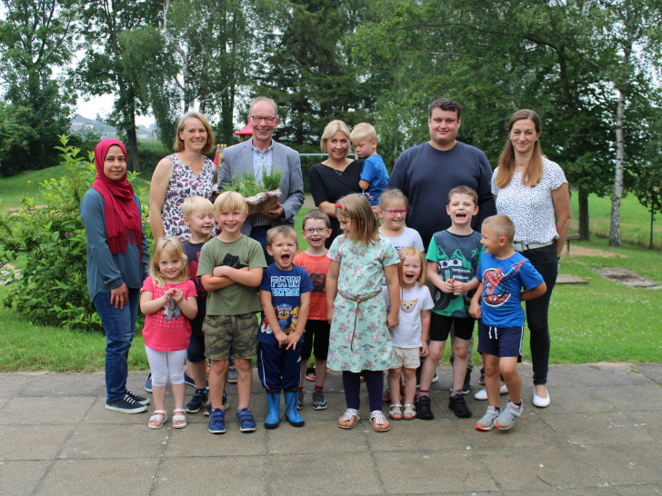 Freuten sich über den Frühstücksbesuch vom städtischen Direktor Karsten Bock (3. v. l.) und der Teamleiterin der städtischen Kindertagesstätten Diana Hein (rechts): Das Team der Kräuterwichtel unter der Leitung von Christina Bienias (Mitte).