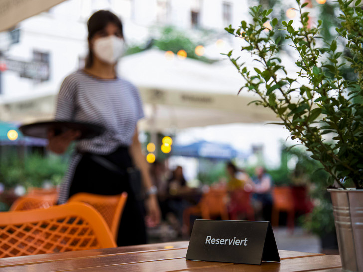 Viele Hotels und Gaststätten finden aktuell kein Personall. Symbolbild