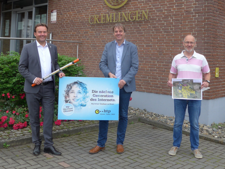 htp-Geschäftsführer Thomas Heitmann (links) erläuterte Bürgermeister Detlef Kaatz (Mitte) und Cremlingen Ortsbürgermeister Jens Drake (rechts) bei seinem Besuch in der Gemeinde die Vermarktung der Glasfaser-Anschlüsse und die genauen Konditionen.