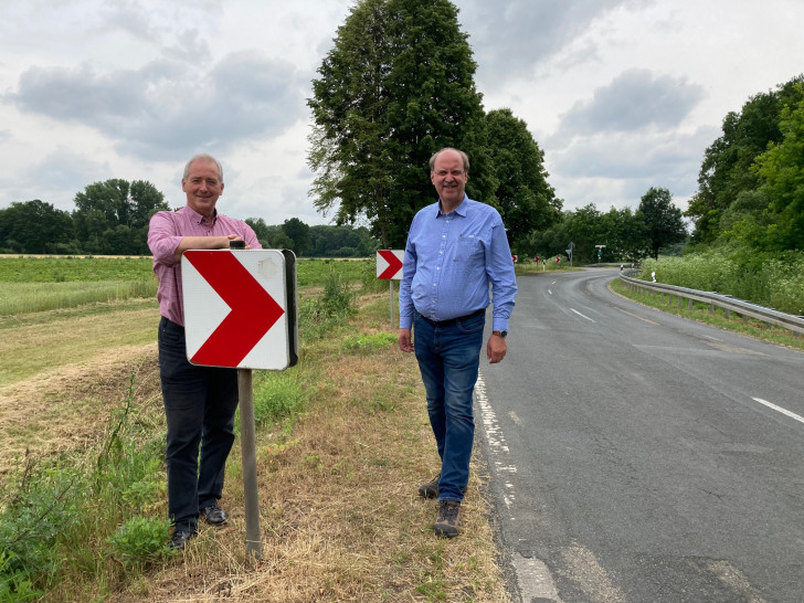 Frank Oesterhelweg (links) und Andreas  Memmert stehen an der Stelle, an der der Radweg von Schladen Richtung Lengde gebaut werden soll. 