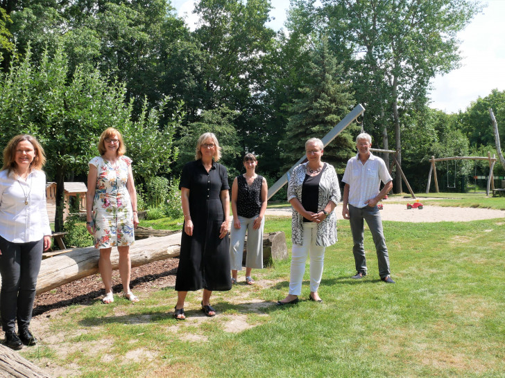  Kita-Leiterin Kathrin Bax (3. von links) zeigte Edith Boeke (Kirchenvorstand), Kerstin Heidbrock (päd. Geschäftsführung), Iris Bothe (Dezernentin für Jugend, Bildung und Integration) und Jürgen Basedow-Clark (Bauleitung und Landschaftsplanung) das neu gestaltete Außengelände der Johannes Kindertagesstätte.