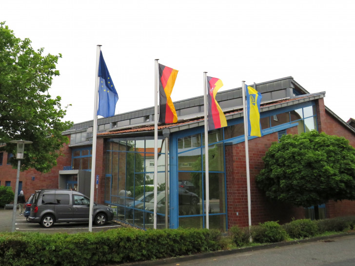 49 Jahre Gemeinde Lehre – aus diesem Grund wehen heute vor dem Rathaus auch die Flaggen.