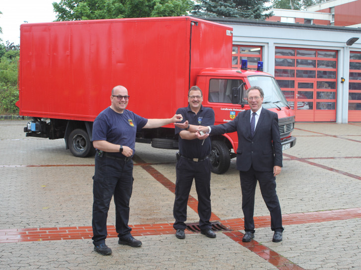 Von links nach rechts: Andreas Meier, Präsident Deutsche Feuerwehrhilfe e.V., Kreisbrandmeister Olaf Kapke und der erste Kreisrat Wolfgang Herzog. 