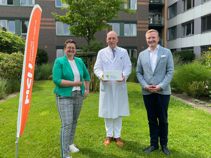  Monika Skiba, geschäftsführende Vorständin, und Prof. Dr. med. Karl-Dieter Heller, Ärztlicher Direktor der Stiftung Herzogin Elisabeth Hospital sowie Silvio Rahr, Geschäftsführer von „Wir für Gesundheit“. 