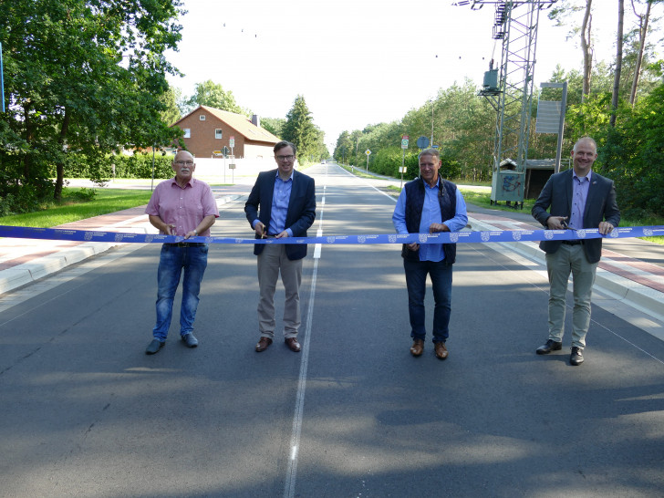 Geben die Kreisstraße 7 zwischen Wesendorf und der Kreisstraße 5 nach Sanierungsarbeiten wieder offiziell frei: Siegfried Weiß (Vorsitzender des Verkehrsausschusses), Landrat Dr. Andreas Ebel, Andreas Hoffmann (Zweiter stellvertretender Bürgermeister Gemeinde Wesendorf) und Marc Bludau (Erster Samtgemeinderat Wesendorf).