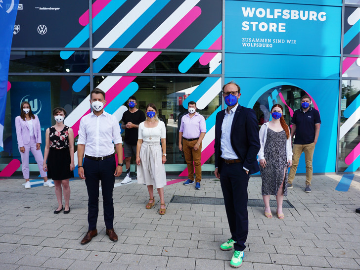 WMG Geschäftsführung präsentiert gemeinsam mit Mitarbeitern die neue Maskenkollektion der Wolfsburger Initiative „Schenke ein Lächeln“