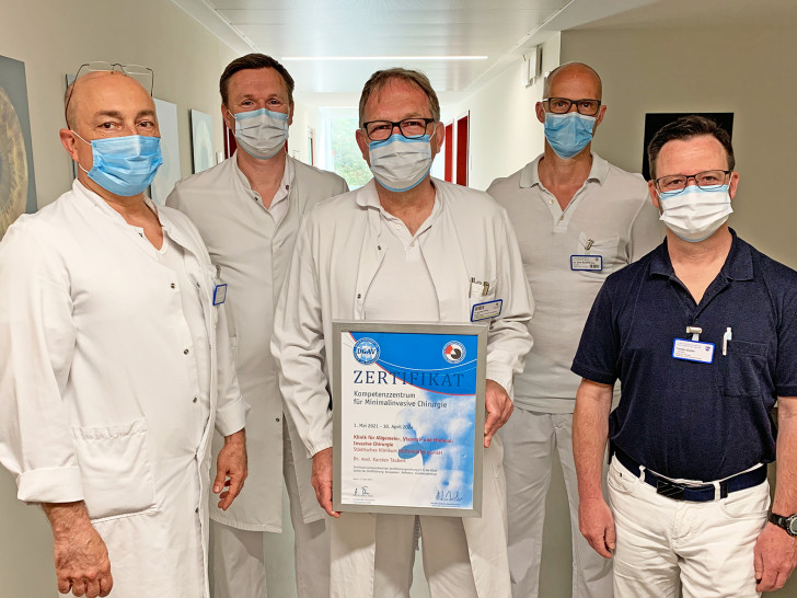Chefarzt Dr. Mark Jäger (2.v.l.) und die Oberärzte (v.l.n.r) Dr. Gregor Kocowski, Dr. Karsten Täubert, Dr. Dirk Edelhäuser und Dipl.-Med. Torsten Zeyher der Klinik für Allgemein-, Viszeral- und Minimal-Invasive Chirurgie am Städtischen Klinikum freuen sich über die erfolgreiche Zertifizierung. 