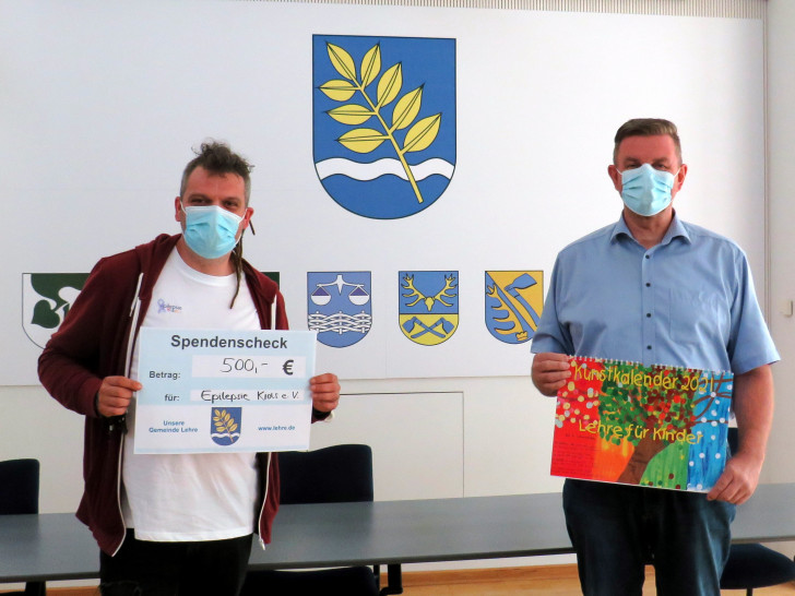 Der Vorsitzende des Vereins Epilepsie Kids und Gemeindebürgermeister Andreas Busch bei der Übergabe der Spende.