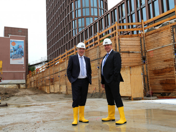 Die beiden Geschäftsführer der neugegründeten BraWoBau GmbH Ulf Müller (l.) und Sven Krause auf der Baustelle des BusinessCenter III, das im Braunschweiger BraWoPark entsteht. 