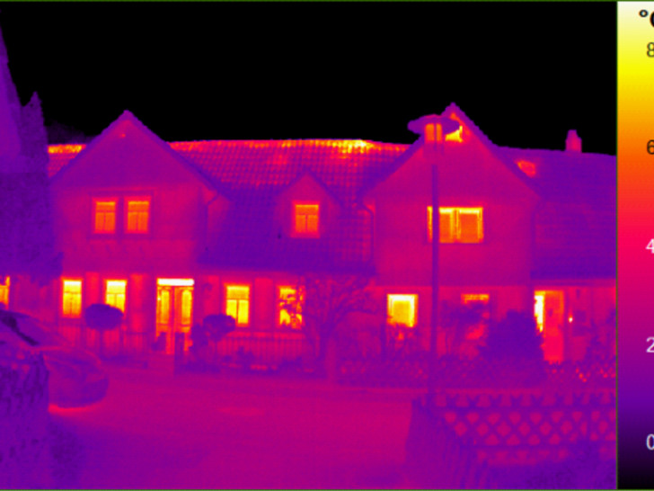 Mithilfe einer Thermografie-Kamera können energetische Verluste an der Gebäudehülle sichtbar gemacht werden, wie hier z.B. die Wärmeverluste über Fenster und Dach eines denkmalgeschützten, teilsanierten Fachwerkhauses aus dem 18. Jahrhundert mit Holzverkleidung, Innendämmung und mit Isolierverglasten Fenstern.  