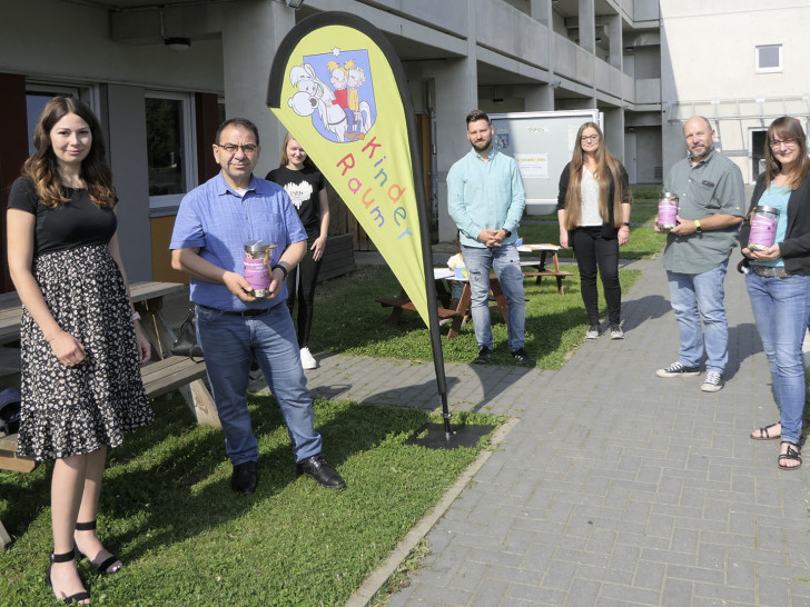 Viktoria Nickel und Hasan Cakir (beide SZ Flachstahl), Melissa Karlin (BFD-Kraft), Thomas Findeklee (stellvertretender Leiter Wohnanlage am Schützenplatz), Sarah Eser (Wohnanlage am Schützenplatz) sowie Jörg Köther und Sarah Körber (beide SZ Flachstahl) bei der Übergabe der Spende. 