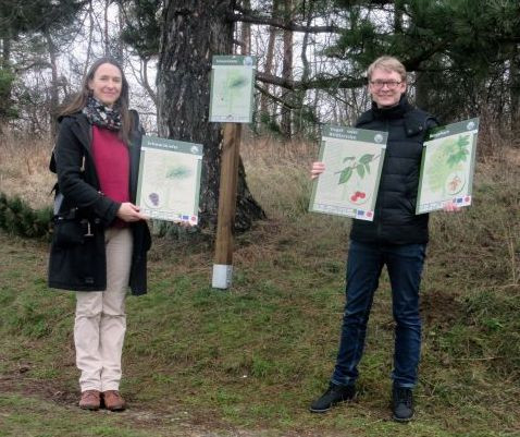 Luise Dorff vom Regionalverband Harz übergibt die neuen Tafeln an Pascal Bothe vom Freundes- und Förderkreis der Sudmerberger Warte.