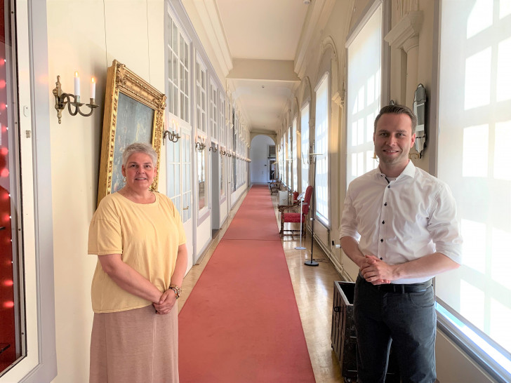 Dr. Sandra Donner und Dennis Berger auf dem Flur des Schloss Museums.