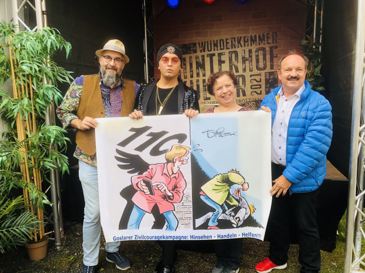 Marco Assmann, Julian FM Stoeckel, Franziska Traub und Günter Koschig fordern mit dem GZK-Cartoon zum „Hinsehen, Handeln und Helfen und 110 wählen auf.